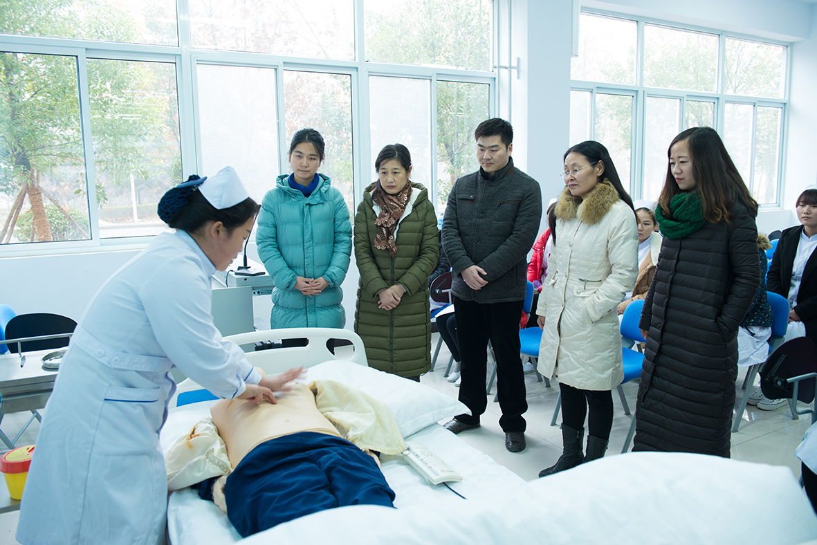 护理专业学生向教师代表汇报展示心肺复苏技能